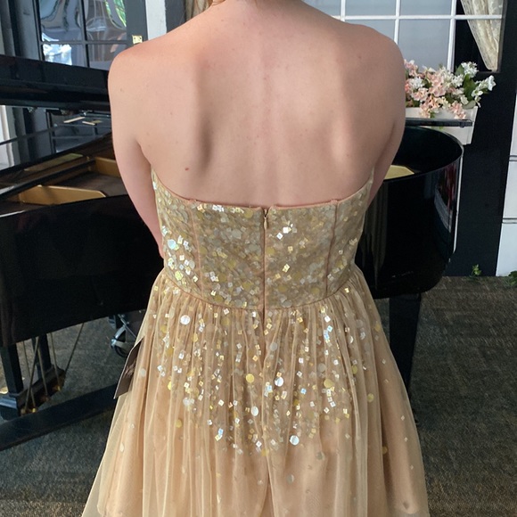 Copper sequined cocktail dress never been worn. It has attachable straps. - Picture 4 of 6